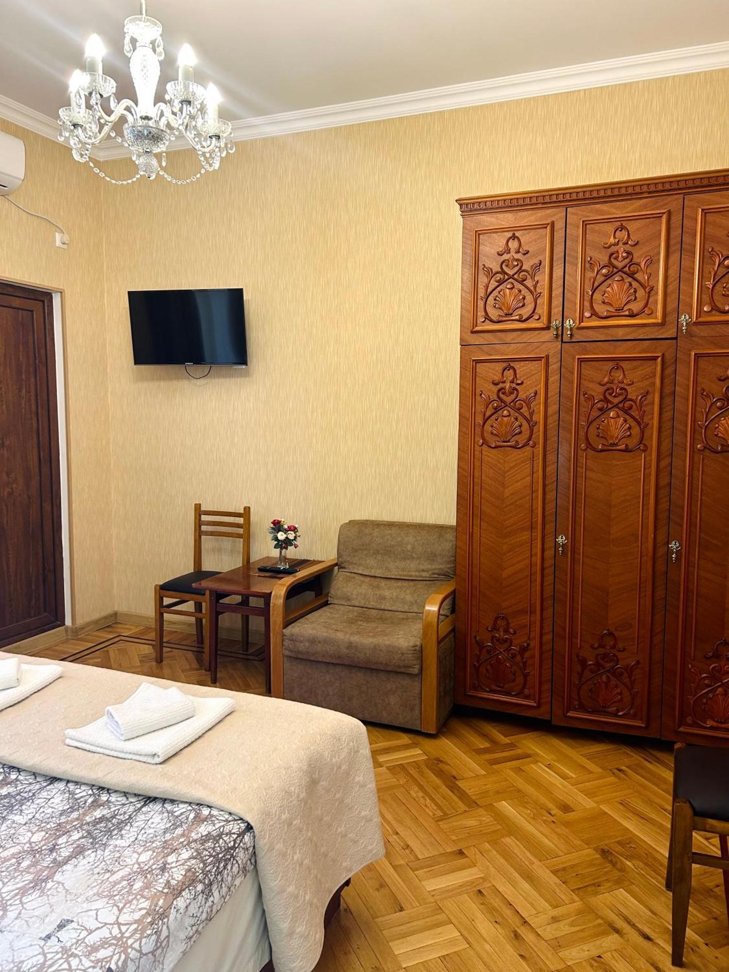Gold Guest House Kutaisi Exterior photo